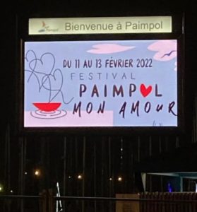 Affichage numérique lumineux sur les quais de Paimpol. Bienvenue à Paimpol et du 11 au 13 février 2022, Festival Paimpol Mon Amour