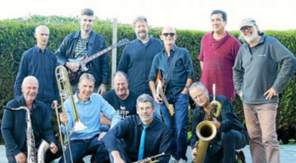 11 musiciens du groupe Trégor Blues Band avec leurs instruments