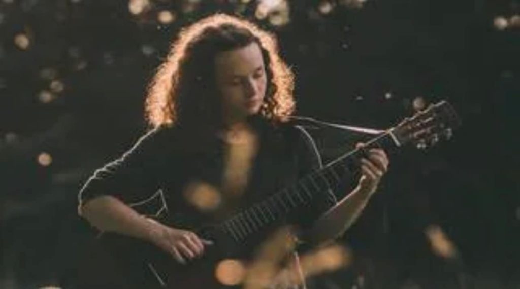 Elsa Carolan avec sa guitare 