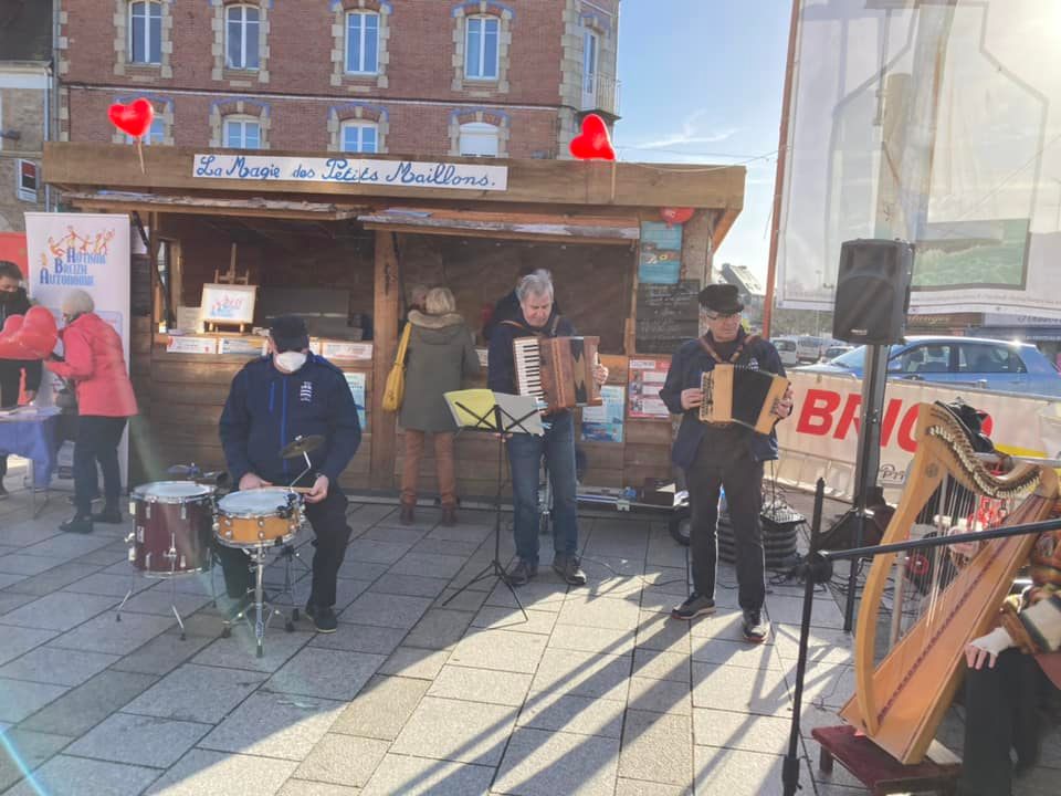Les Sonneurs du Trieux jouent devant le chalet du Festival Paimpol Mon Amour samedi 5 fev 2022