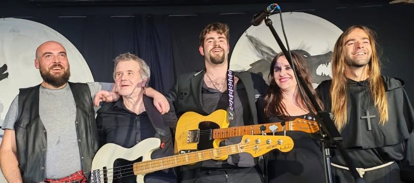 Le groupe Johnny Go , sur scène. Les 5 musiciens et chanteurs.