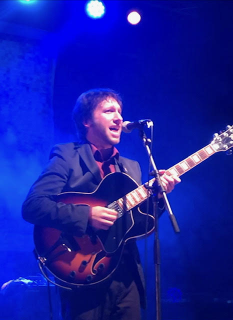 Chanteur du groupe Salomon and the Ricky Key’s sur scène à Paimpol en 2024